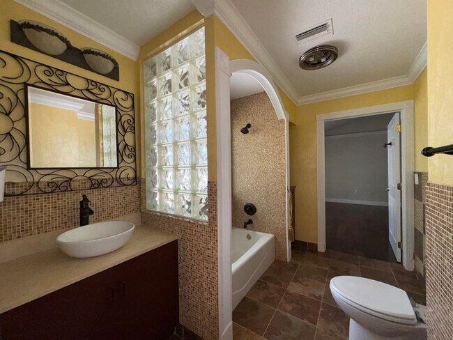 Building Photo - Gorgeous 5 Bedroom Pool Home in Ormond