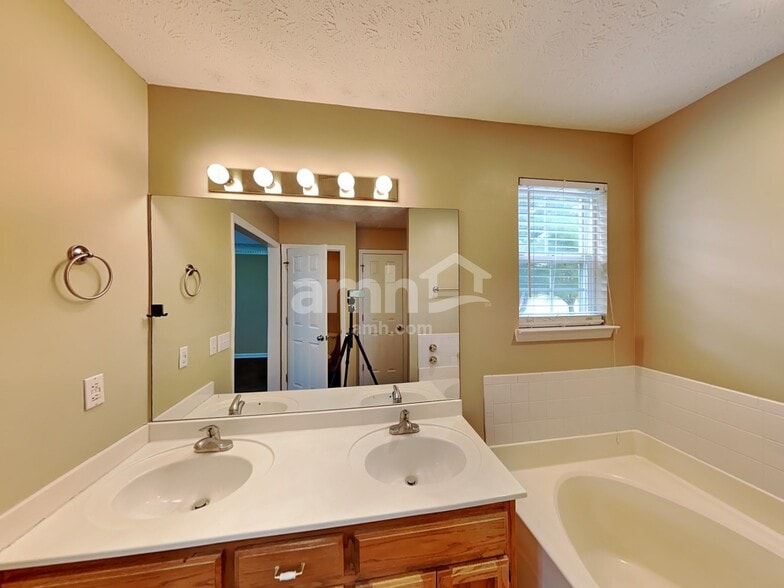 Building Photo - 1617 E Blairmont Dr