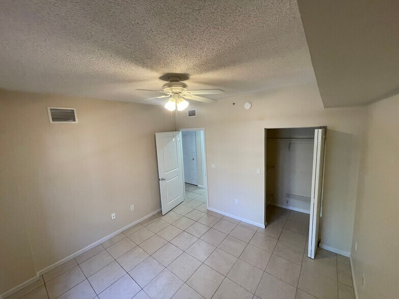 Building Photo - 5840 W Sample Rd