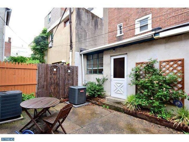 Building Photo - 1634 Waverly St