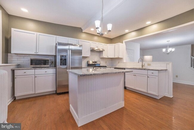 Building Photo - 406 E Hector St