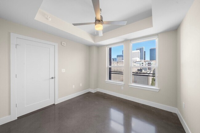 Building Photo - 1825 N San Jacinto Street Unit 641