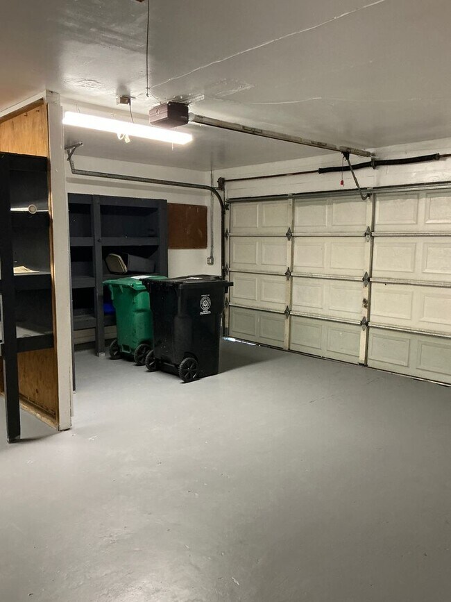 Building Photo - MOVE IN SPECIAL $250  OFF!  Pet friendly Pool home. 3 bdrm/2 bath/ 2 car garage