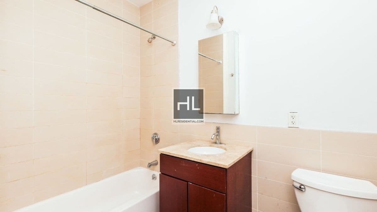 Building Photo - METROPOLITAN AVENUE