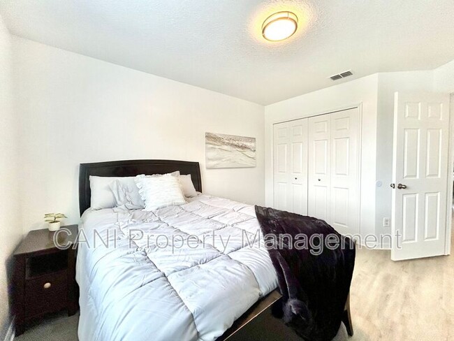 Building Photo - 1134 S Beach Cir
