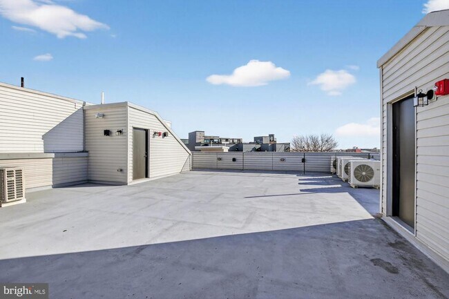 Building Photo - 2034 N Front St