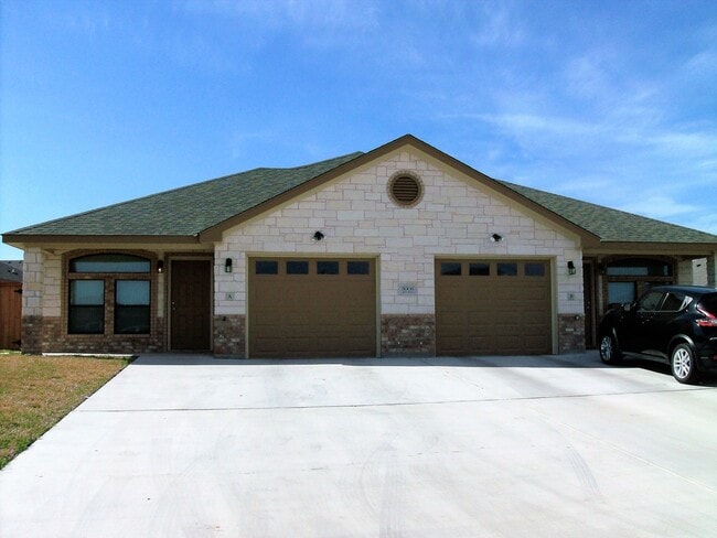 Primary Photo - Beautiful 3 bed/2 bath Duplex off of Bunny...