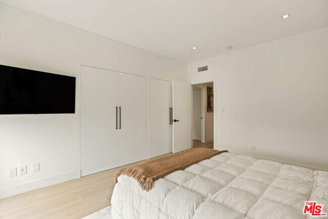 Building Photo - 10630 Wilkins Ave