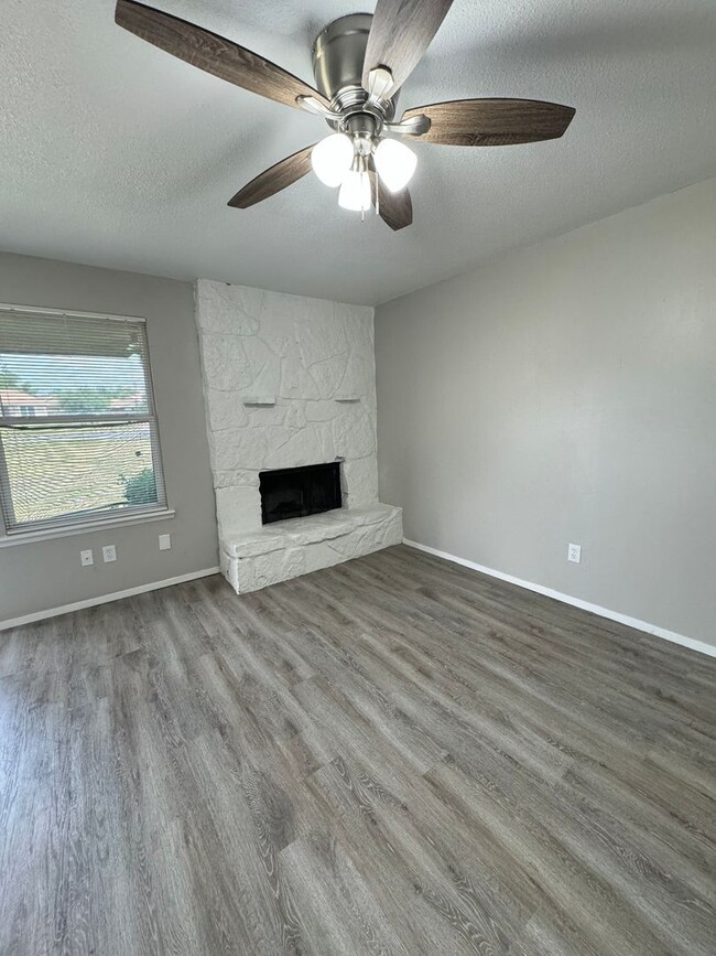 Building Photo - 2 bedrooms 1.5 bath townhome