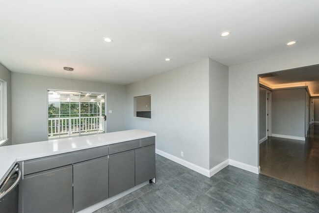 Building Photo - Updated 4 Bed / 2.5 Ba Home in Millbrae Mi...