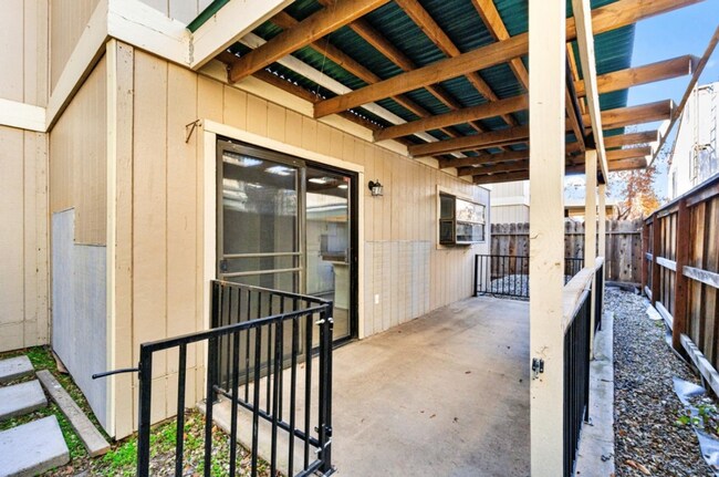 Building Photo - 4718 E Alamos Ave