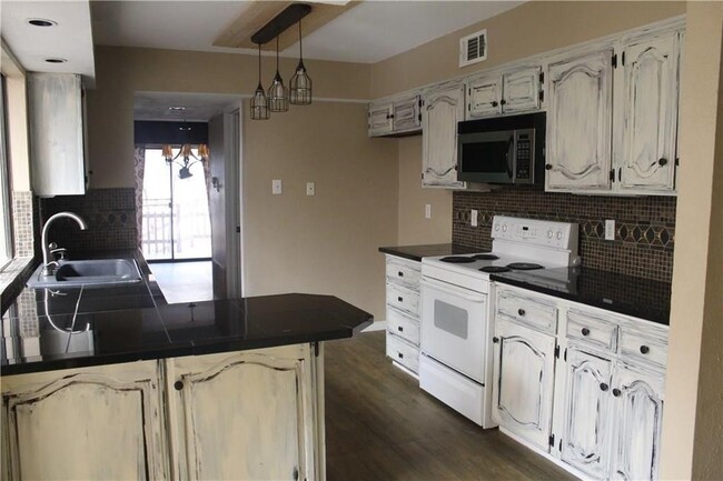 Building Photo - 25 Oakbrook Dr