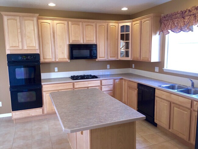 Building Photo - Stunning 4 Bedroom Home In Cross Creek area of Aurora