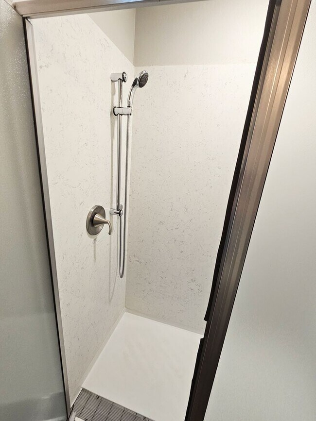 Building Photo - **Nearly New 1-Bedroom Midtown Apartment f...