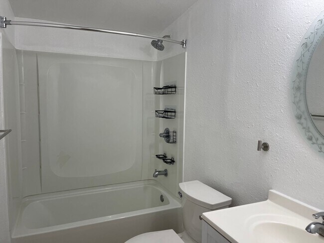 Building Photo - 3 Bed, 2 Bath House, New Kitchen plus 2 Bonus Rooms/Office in La Mesa!