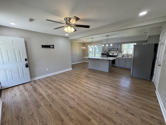 Building Photo - 105 Fort Dr