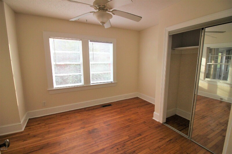 Building Photo - 505 S Oak St