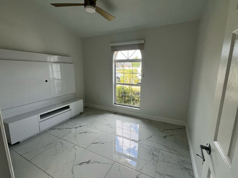 Building Photo - 920 Kingfisher Dr