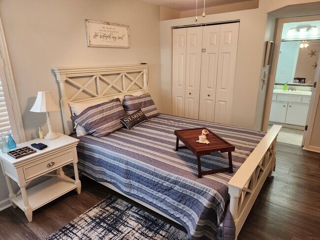 Building Photo - South Bay Lakes 2-Bedroom, 2-Bathroom Condo