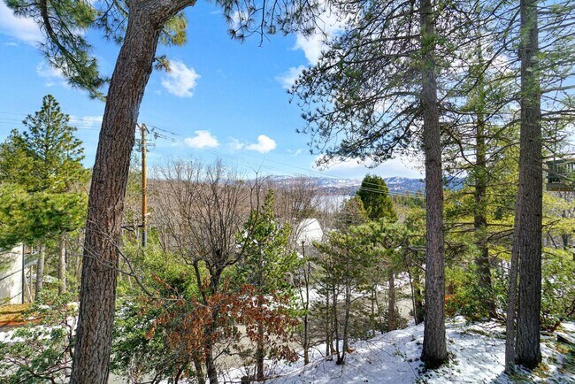 Building Photo - Beautiful 5 Bedroom 3 Bath Lake View Home with Two Car Garage