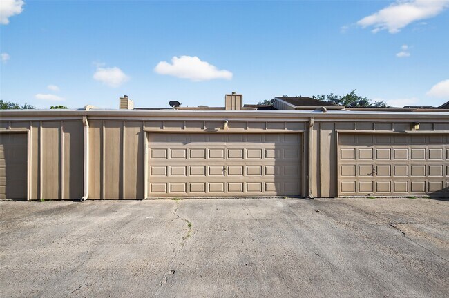 Building Photo - 11504 Village Pl Dr
