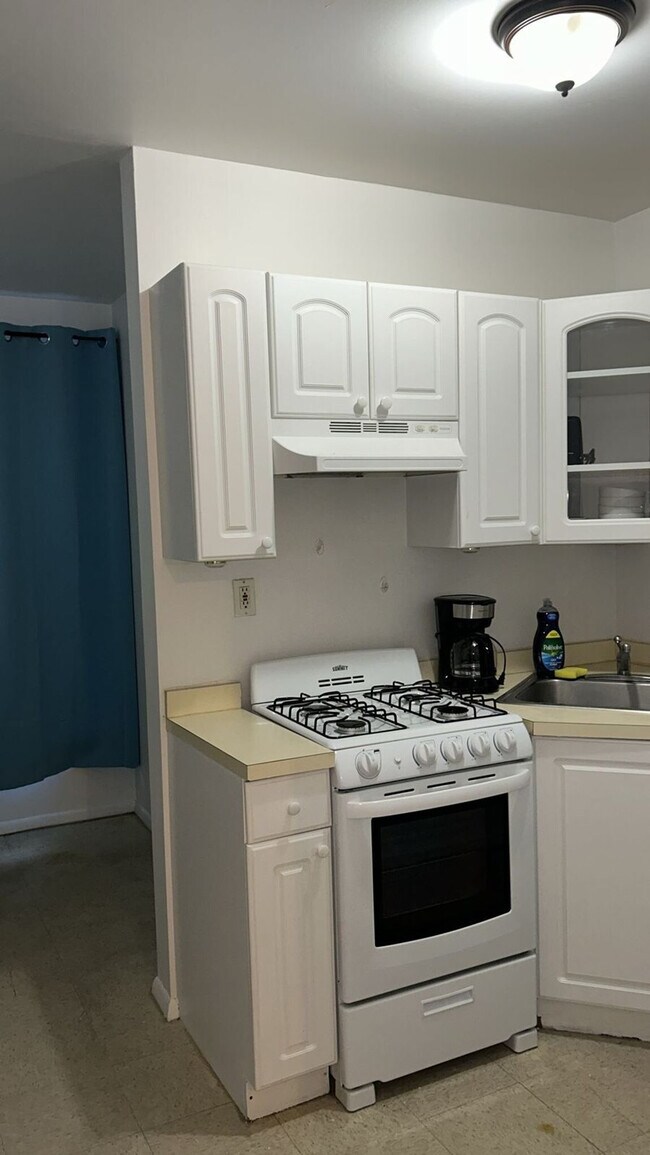 Building Photo - 320 E 96th St