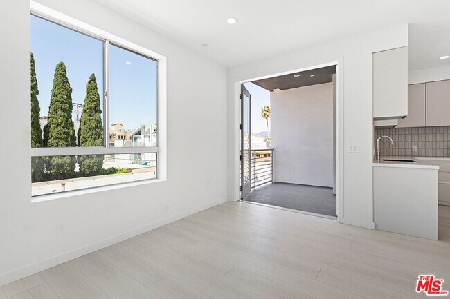 Building Photo - 11727 Kiowa Ave