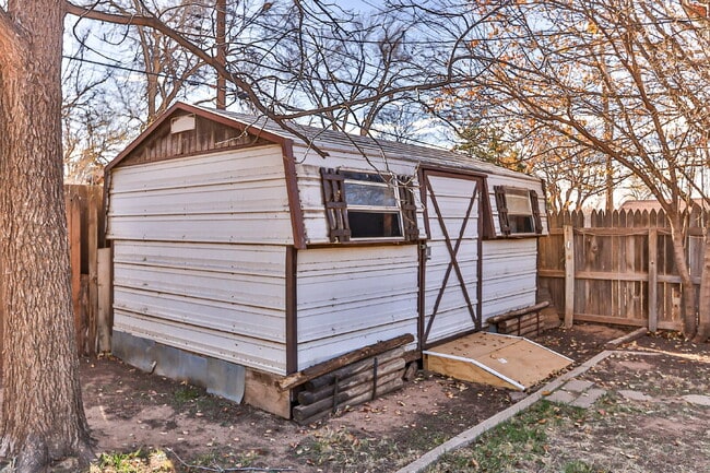 Building Photo - 4 bedroom in central location