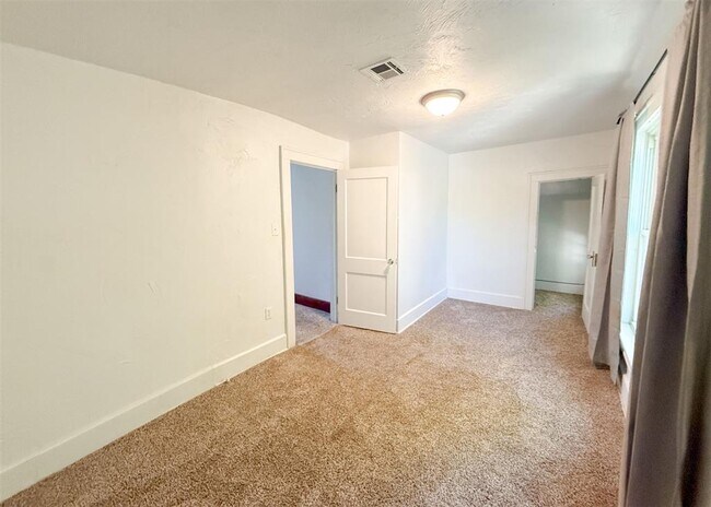 Building Photo - 1741 W Park Pl