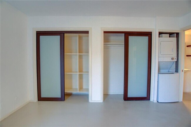 Building Photo - 1304 Mariposa Dr