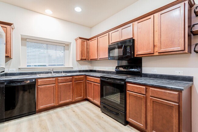 Building Photo - 3/BR 2.5/BA Cozy Two-Level Home with Fence...