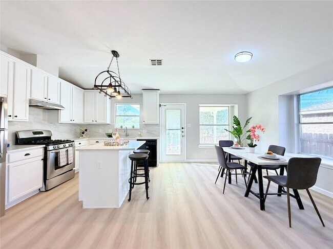 Building Photo - 2417 Hallie Ln