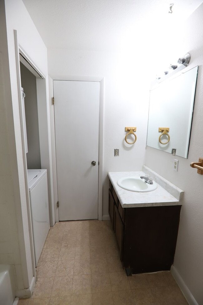 Building Photo - 2 bed 1 Bath townhouse