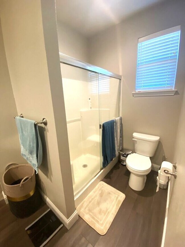 Building Photo - Luxury Townhome in West Redding!