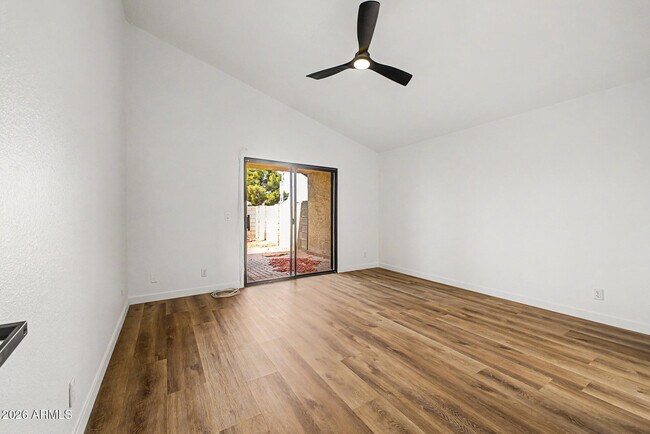 Building Photo - 921 S Val Vista Dr
