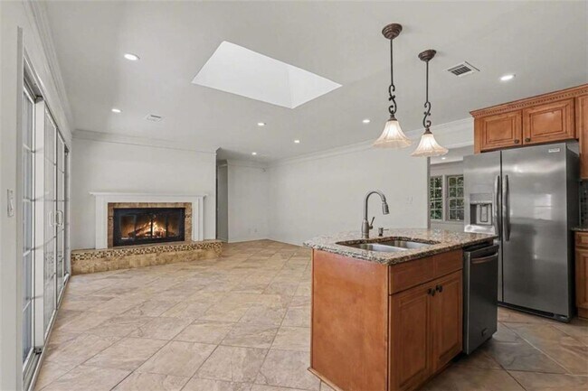 Building Photo - 3582 Cloudland Dr