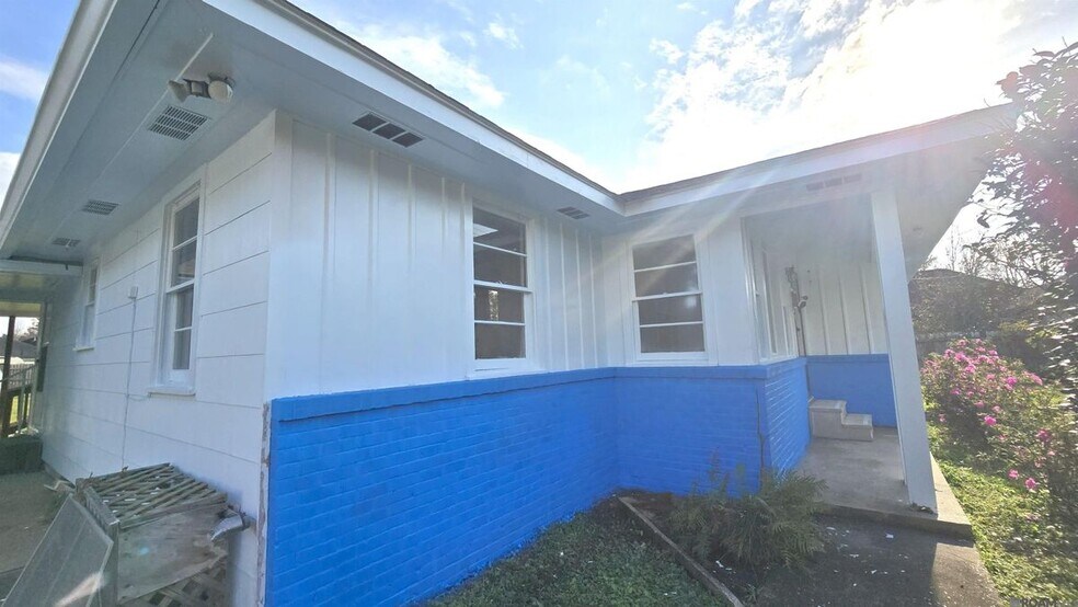 Building Photo - 560 Staring Ln