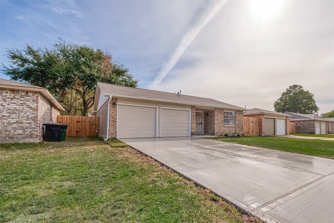 Building Photo - 8714 Valley Flag Dr