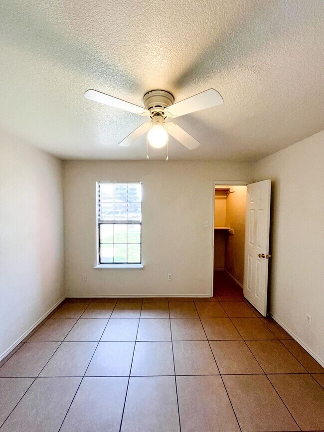 Building Photo - Available NOW!!!! Open floor plan features living room with fireplace, dining area, and large kit...