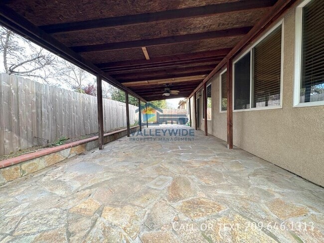 Building Photo - 2555 Crestmore Cir