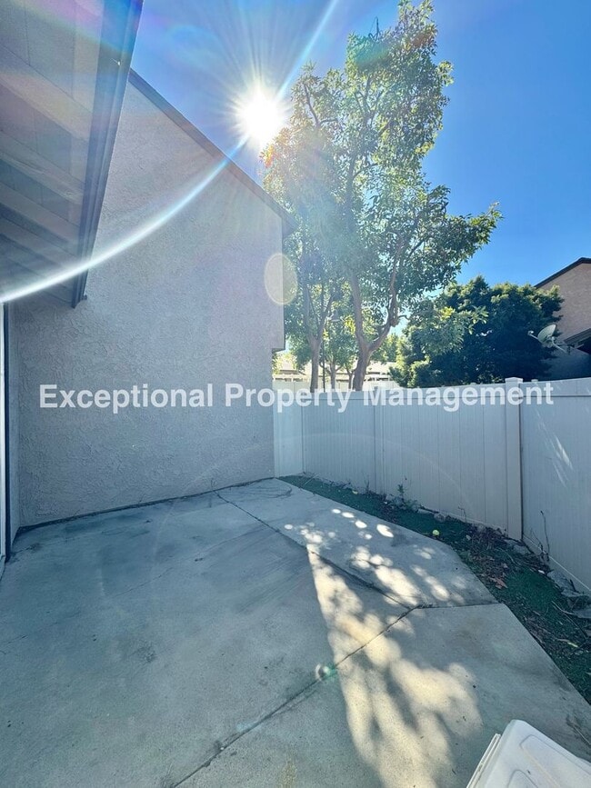 Building Photo - Ready to move in 2 bedroom 3 bath home!