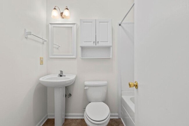 Building Photo - Country Living! Brick Ranch!