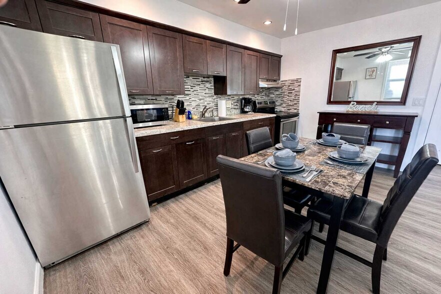 Building Photo - 324 Van Buren St