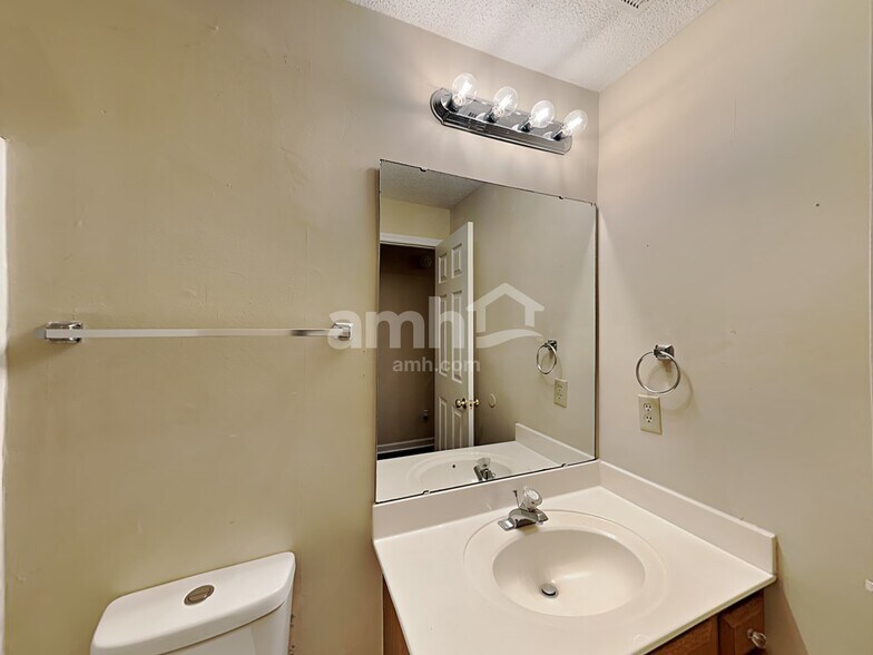 Building Photo - 1255 Hawthorne Dr