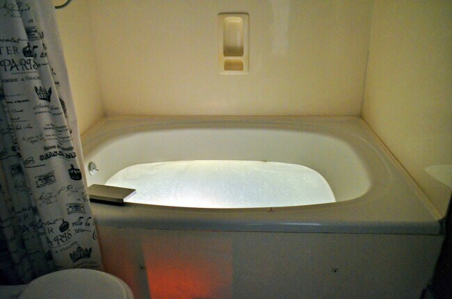 Building Photo - AVAILABLE NOW!  Want a GREAT Location?  Want an Average LGE Bill of $30/mo??  This Beautiful 1 Be...