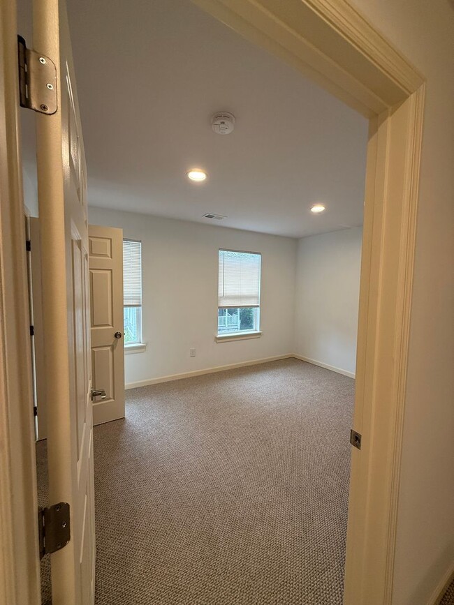 Building Photo - Spacious Rental Minutes from Downtown Nashville!