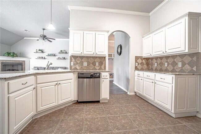Building Photo - Spacious 4BR home in Bentonville with solar panels & Tesla EV charger!   Schedule a showing: 479-...