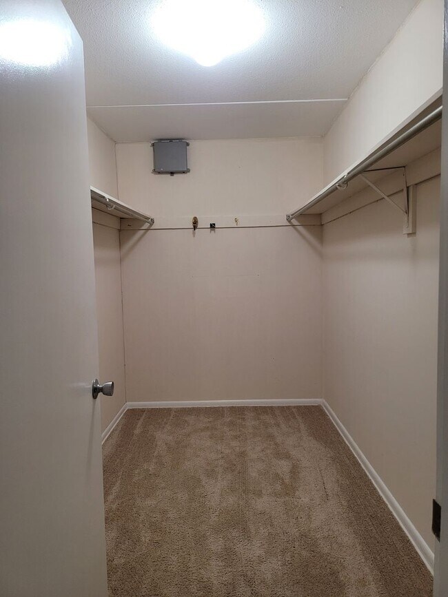 Building Photo - 2 Bedroom Condo - Greentree - Many Amenities!!