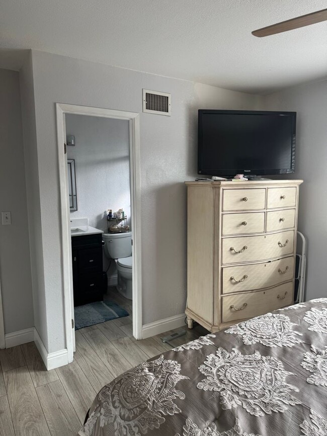 Building Photo - Spacious 3 Bedroom 2 Bath with a Den and Fireplace!