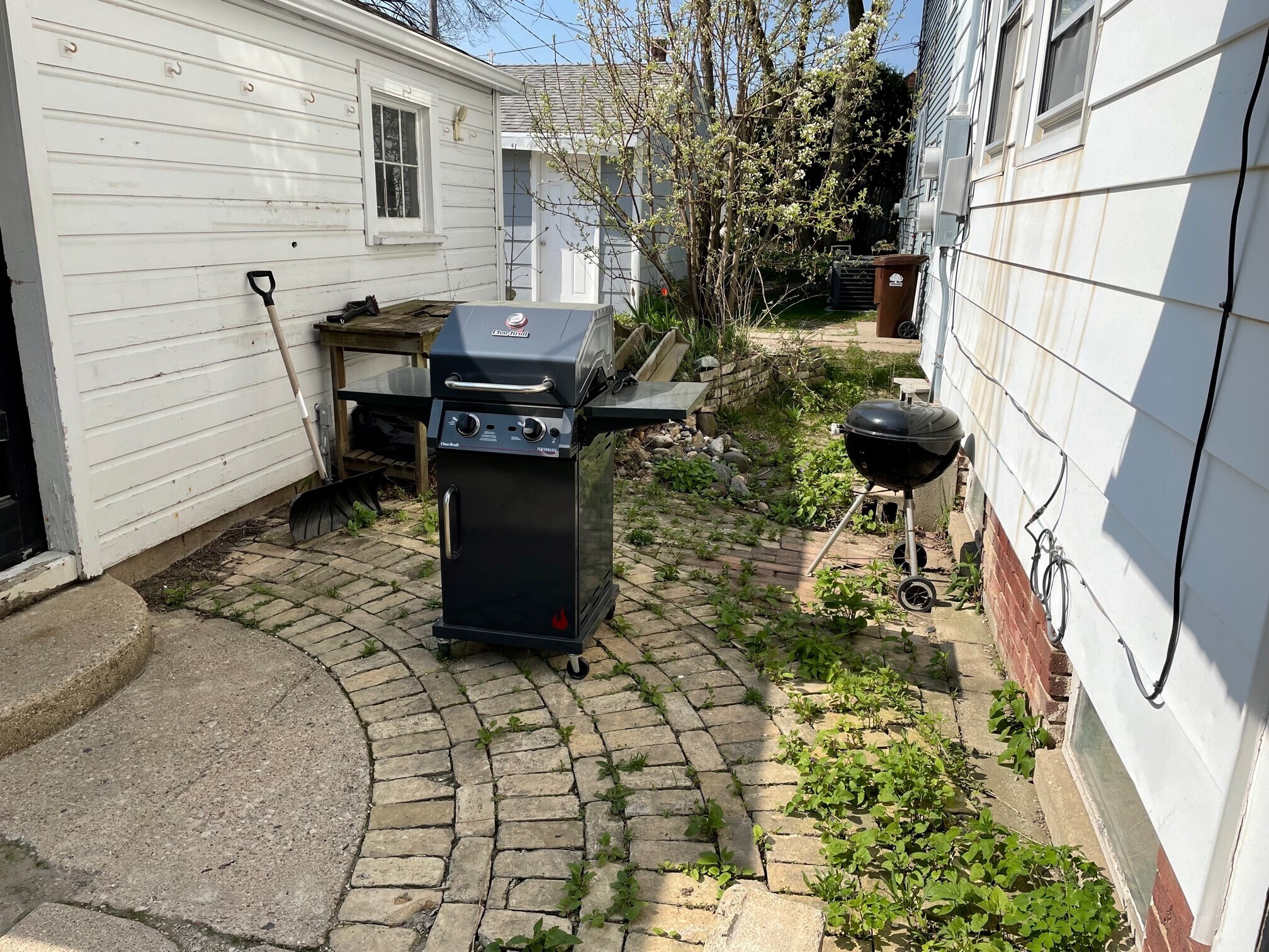 Building Photo - 3937 N Farwell Ave